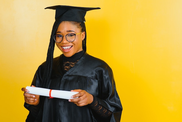 Heureuse étudiante afro-américaine avec diplôme à l'obtention du diplôme