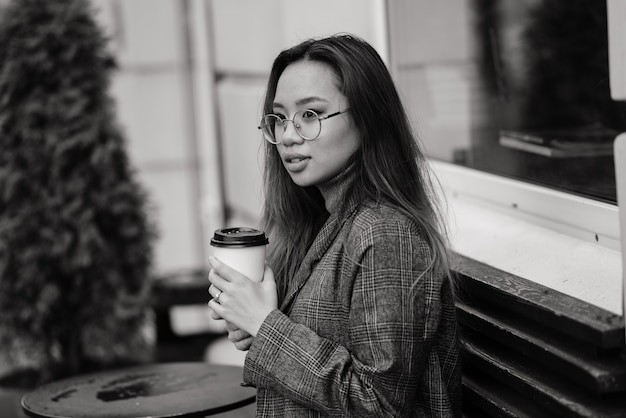 Heureuse étudiante asiatique dans la rue de la ville