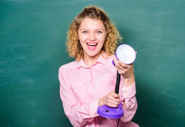 Heureuse étudiante brillante travaillant avec un professeur d'électricité avec une lampe à l'école tableau noir remue-méninges femme concept d'éducation retour à l'école idée d'illumination et inspiration