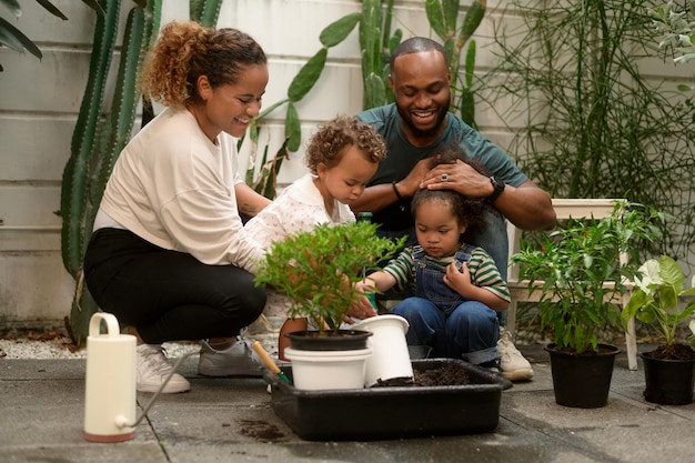 Heureuse famille afro-américaine appréciant le jardinage à la maison