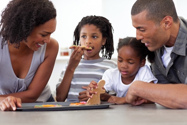 Heureuse famille afro-américaine, manger des biscuits faits maison