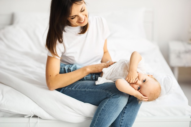 Heureuse Famille Aimante. Mère Jouant Avec Ses Enfants Dans La Chambre