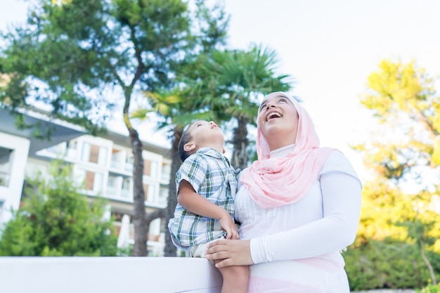 Heureuse famille arabe en vacances d&#39;été