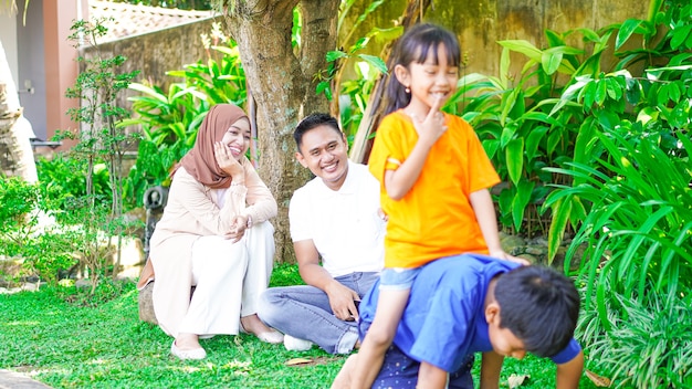 Heureuse famille asiatique jouant ensemble dans le parc