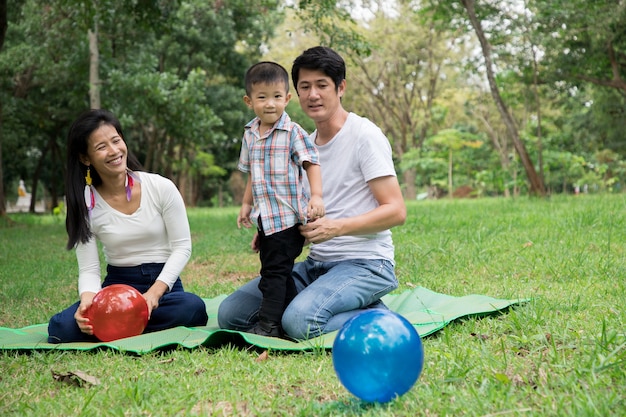 Heureuse famille asiatique profiter du temps en famille ensemble dans le parc. Concept de famille