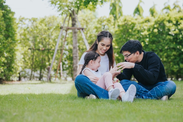 Heureuse famille asiatique s'amusant en plein air