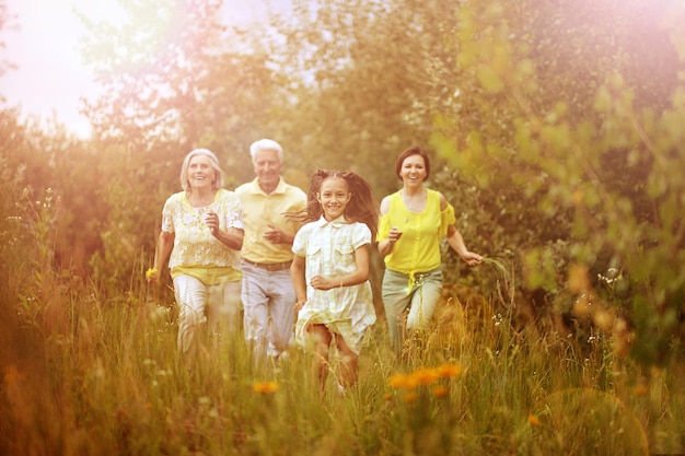 Heureuse famille au repos