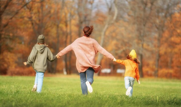 Heureuse famille en automne