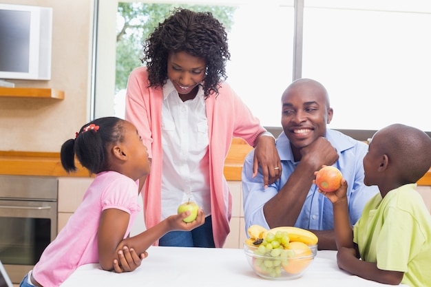 Heureuse famille ayant des fruits ensemble