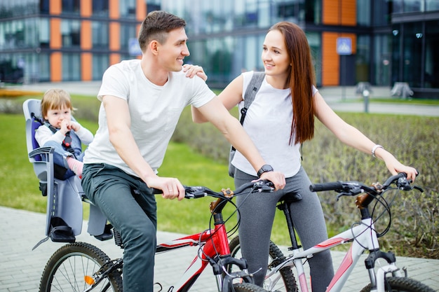 Heureuse Famille à Bicyclette