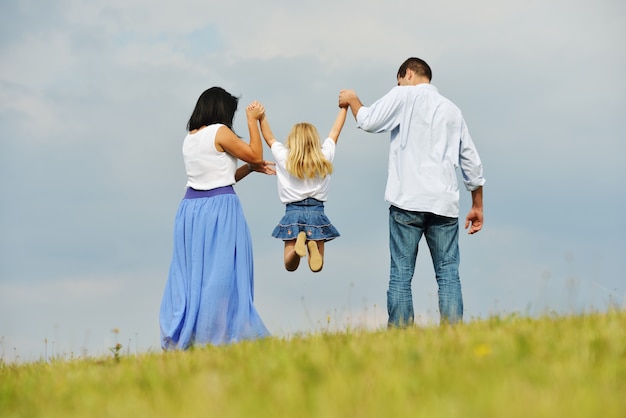 Heureuse famille dans la nature s&#39;amuser