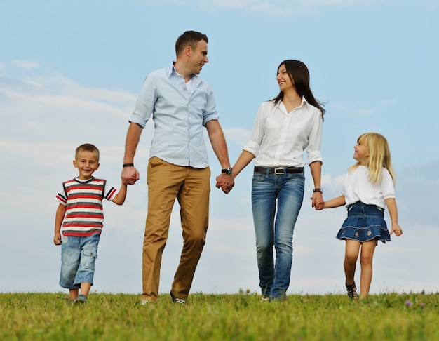 Heureuse famille dans la nature s&#39;amuser