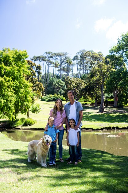 Heureuse famille debout dans le parc