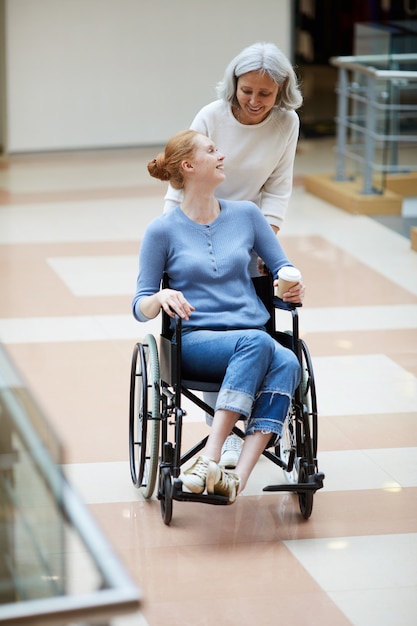 Heureuse famille de deux personnes dans un centre commercial