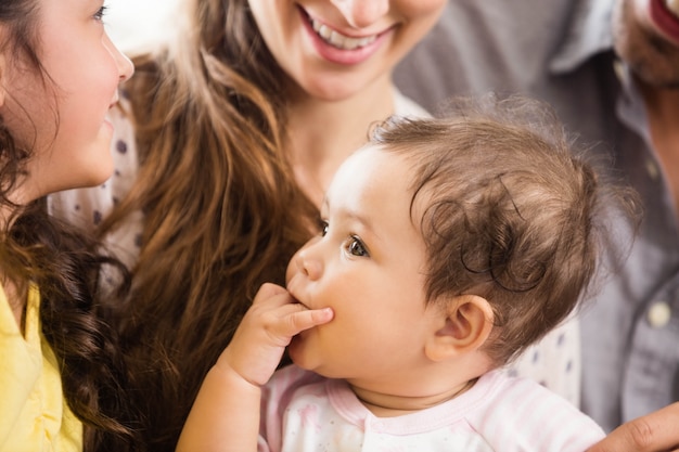 Heureuse famille élargie souriant à la maison