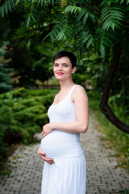 Heureuse famille enceinte dans le parc.