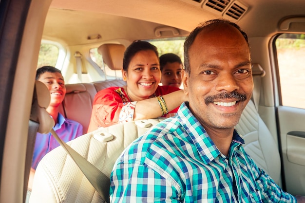 Heureuse famille indienne ensemble en vacances sur la plage de Goa