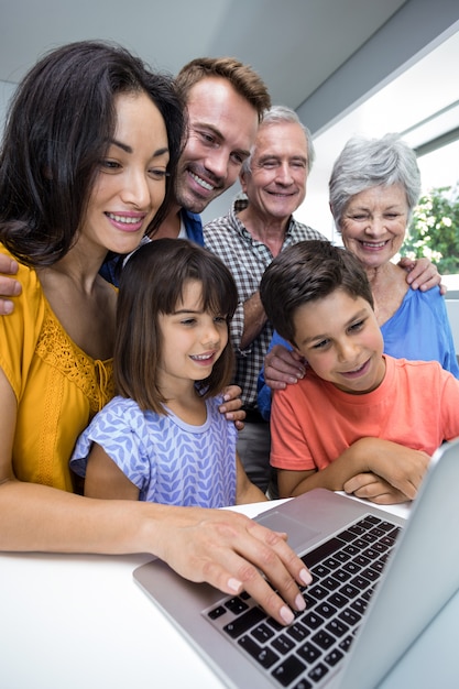 Heureuse famille interagissant à l'aide d'un ordinateur portable