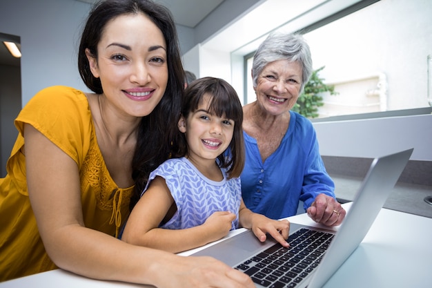 Heureuse famille interagissant à l'aide d'un ordinateur portable