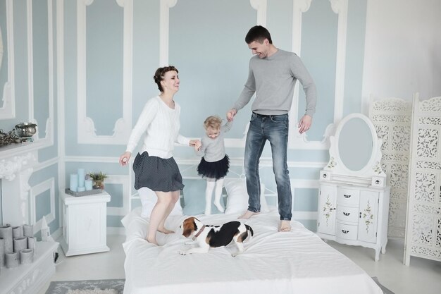 Heureuse famille jouant dans la chambre jour libre