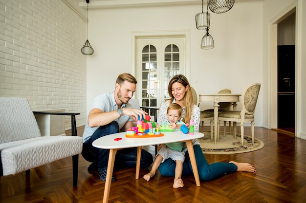 Heureuse famille jouant dans le salon