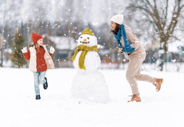 Heureuse famille Mère et enfant fille lors d'une promenade d'hiver dans la nature