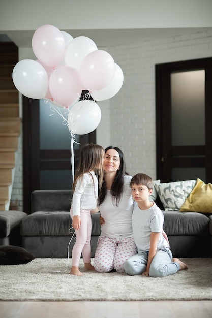 Heureuse famille mère multiethnique père et fils riant jouant et se réjouissant en pyjama