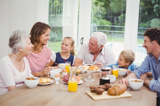 Heureuse famille multi-génération prenant son petit déjeuner