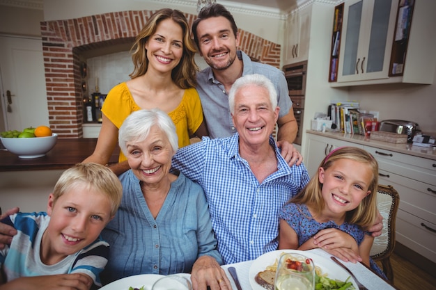 Heureuse famille multi génération à la table à manger