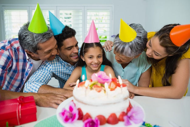 Heureuse famille multigénérationnelle célébrant la fête d'anniversaire