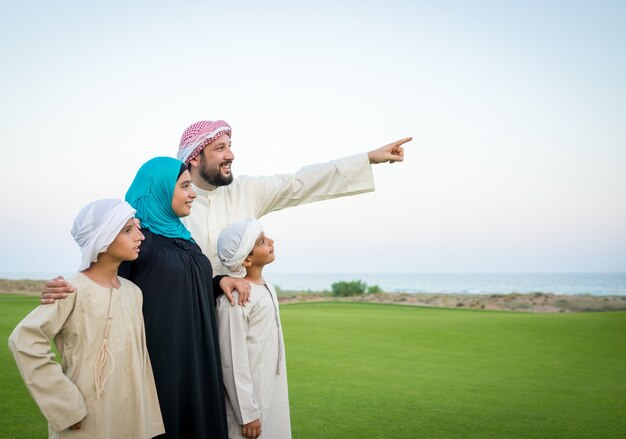 Heureuse famille musulmane en vacances d&#39;été