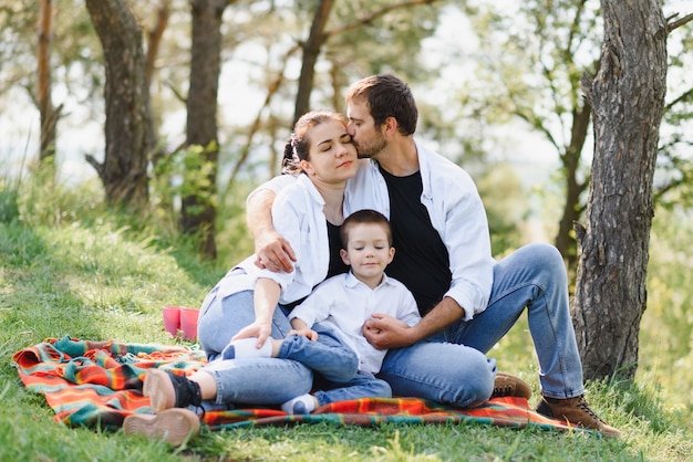 Heureuse famille papa maman et fils s'amusant et jouant