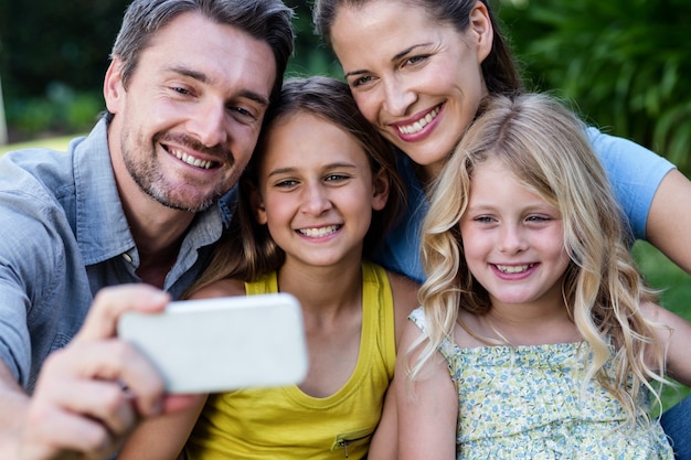 Heureuse famille prenant un selfie