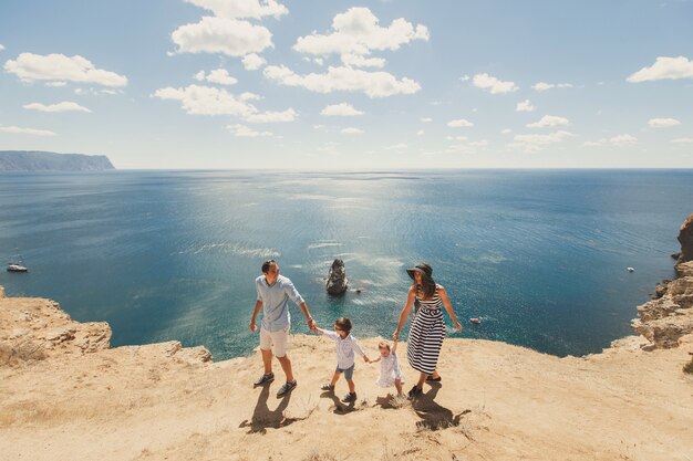 Heureuse famille de quatre personnes marchant dans les montagnes. Concept de famille. Voyage en famille.