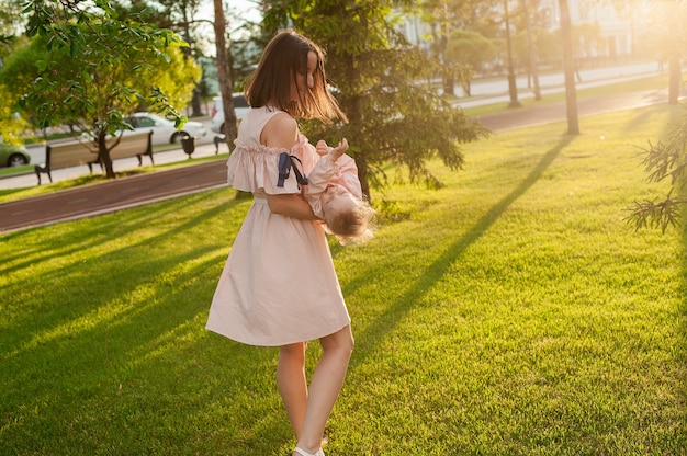 Heureuse famille se reposer ensemble. Maman et son enfant profitant de la nature ensemble dans un parc verdoyant