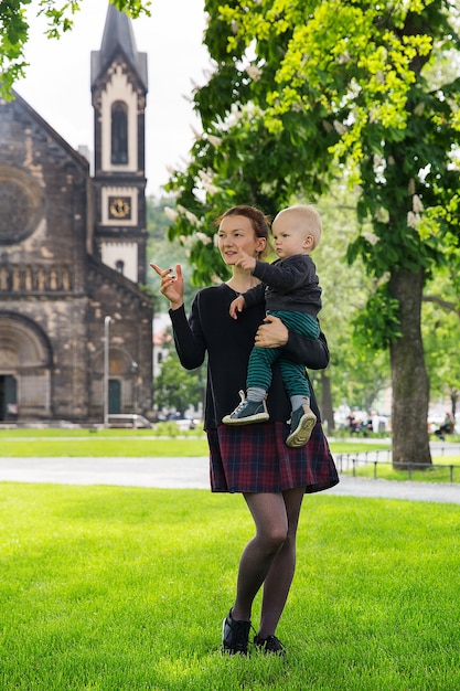 Heureuse famille de touristes dans le Karlin Karlinske namesti Prague République Tchèque Voyage Europe