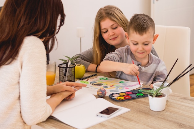 Heureuse famille en train de peindre