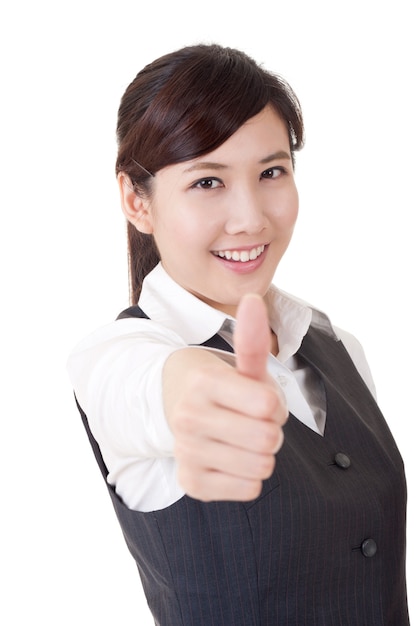 Heureuse femme d'affaires asiatique souriante vous donne un excellent signe, portrait agrandi sur fond blanc.