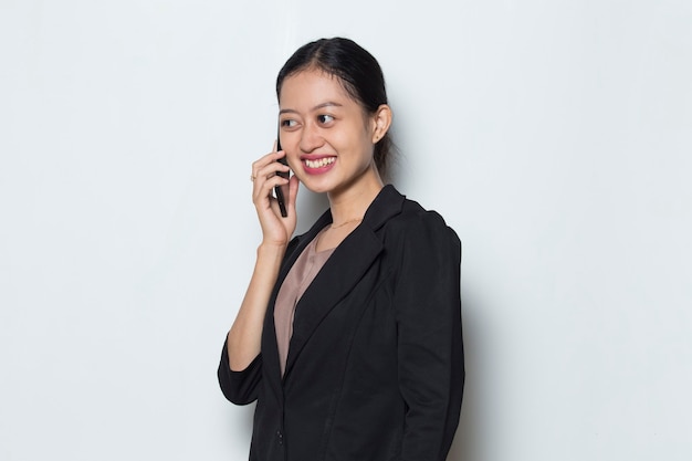 Heureuse femme d'affaires asiatique avec téléphone portable