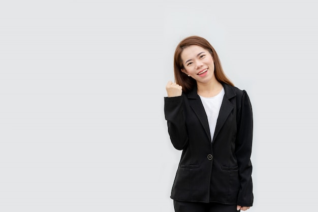 Heureuse femme d'affaires asiatiques bras en costume noir isolé sur blanc