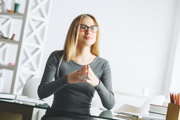 Heureuse femme d'affaires au bureau