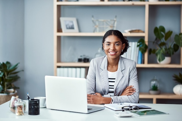 Heureuse femme d'affaires confiante et prospère prête à diriger une start-up et à commencer à travailler sur un ordinateur portable Fier et puissant PDG ou entrepreneur afro-américain assis à un bureau