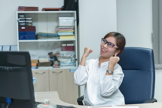 Heureuse femme d'affaires dans un bureau