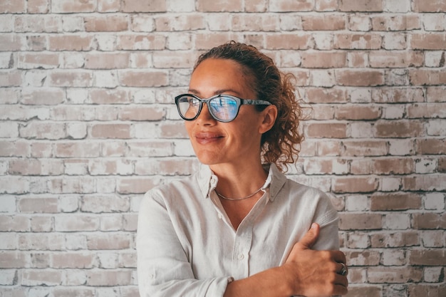 Heureuse Femme D'affaires Du Millénaire Réfléchie Dans Une Fenêtre Décontractée Avec Un Sourire Rêveur Pensif En Pensant Au Projet De Travail Vision Future Objectifs De Planification De Carrière Ambitieux Portrait De Tête Xa