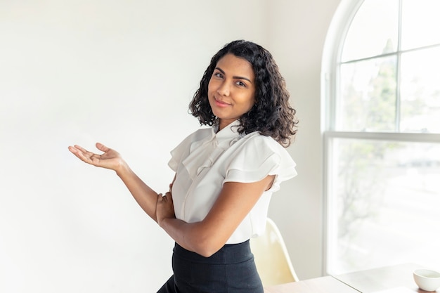 Heureuse femme d'affaires noire au bureau