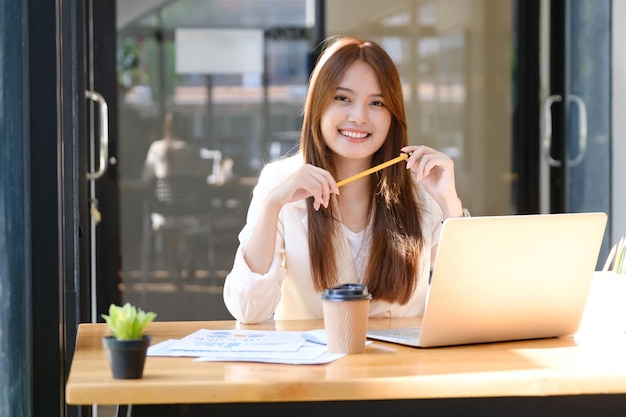 Heureuse femme d'affaires relaxante au bureau