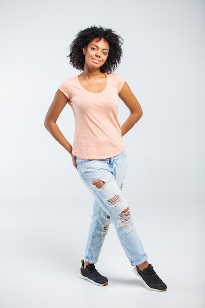 Heureuse femme afro-américaine isolée sur blanc.