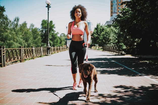 Heureuse femme afro-américaine en jogging Sportswear.