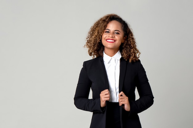 Heureuse femme afro-américaine souriante en tenue professionnelle