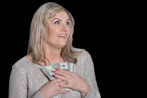 Heureuse femme âgée avec des dollars